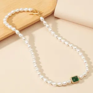 Elegante collana di perle vintage francese con un bellissimo ciondolo in pietra verde.