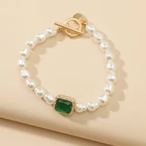 Squisita collana choker di perle barocche vintage con un brillante pendente verde.
