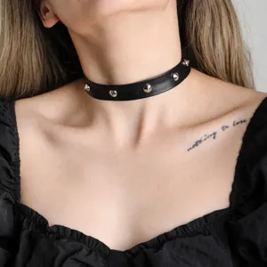 Gargantilla de cuero PU negro con tachuelas metalicas, joyeria estilo gotico punk mujer.