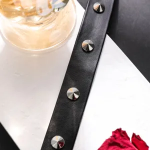 Gótico punk negro PU cuero gargantilla collar con tachuelas cónicas metálicas plateadas.