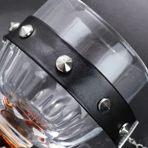 Gargantilla de cuero PU negro estilo punk gotico con tachuelas, foto de detalle de moda.