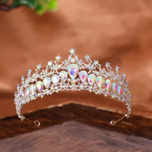 Splendido dettaglio tiara da sposa in strass con pietre iridescenti e metallo argentato.