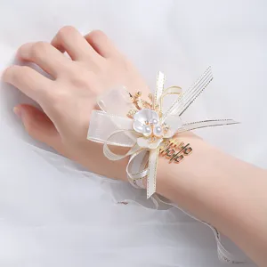 Elegante parel bruiloft polsbloem corsage met lint voor bruidsmeisje feest detailweergave.