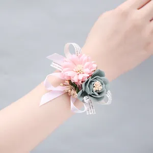 Gedetailleerde close-up van een elegante polsbloem voor bruid met roze en grijze rozen.