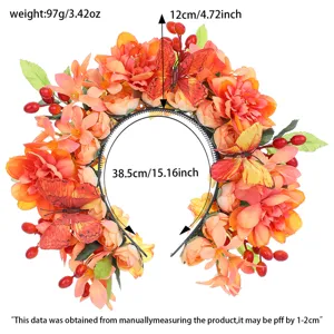 Vue détaillée du magnifique serre-tête en fleurs artificielles orange et papillons.