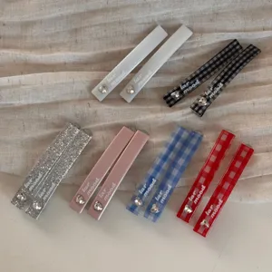 Ensemble de pinces à cheveux en résine élégantes avec cœur en cristal et motif écossais ou pailleté.