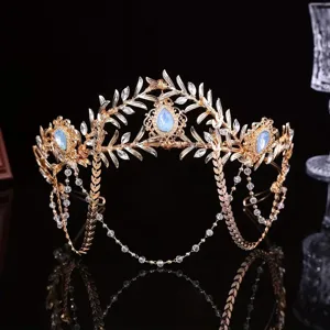 Gros plan de la couronne de mariée dorée avec des pierres d'opale bleue et des chaînes.
