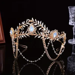 Tiare de couronne dorée de mariée exotique avec pierres bleues pour photos de mariage.