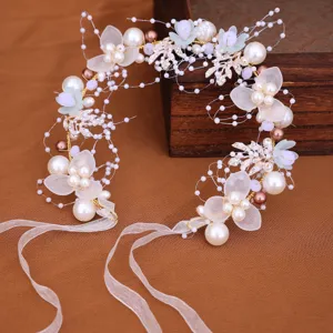 Serre-tête de mariage floral perlé fait à la main pour mariée avec des rubans blancs.
