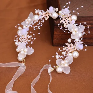Liane de cheveux de mariée faite main avec perles, fleurs en mousseline et rubans pour mariage.
