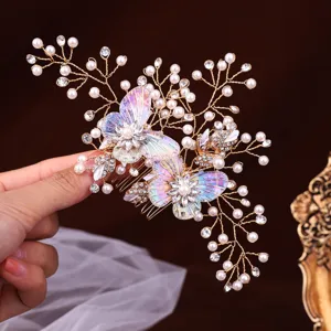 Gros plan détaillé sur le peigne de mariée avec des papillons irisés et de superbes perles.