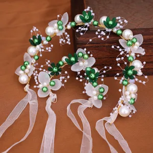 Vigne de cheveux de mariee faite main avec fleurs en tissu blanc perles vertes rubans mariage