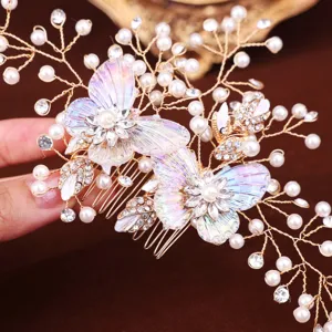 Peigne à cheveux de mariée fait main avec papillons iridescents et perles scintillantes.