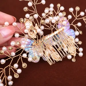 Détail en gros plan d'un peigne à cheveux de mariée doré avec perles et papillons iridescents.