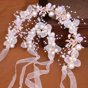 Serre-tête floral de mariée fait main avec perles et rubans, accessoire de cheveux de mariage.