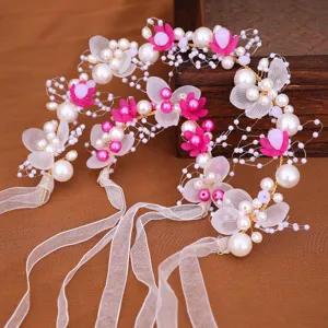 Serre-tête floral de mariée fait main avec perles et fleurs roses pour coiffure de mariage.