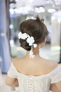 Korean bridal white flower hair accessory with pearl tassel for wedding and party styling.
