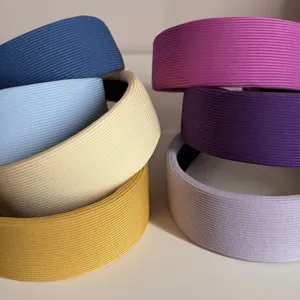 Gros plan détaillé de banderoles tricotées côtelées colorées, tissu doux et texture.