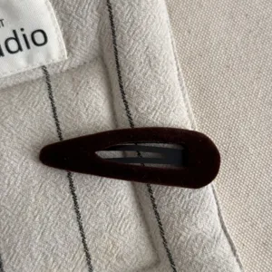 Brown velvet snap hair clip, elegant retro side bangs clip for women daily hair styling.