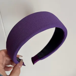 Serre-tête large côtelé violet pour femmes, accessoire de cheveux en tricot élégant.