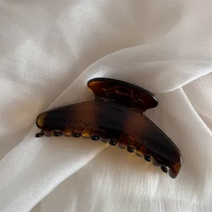 Brown tortoise shell hair claw clip, elegant resin large hair catch for daily styling details.