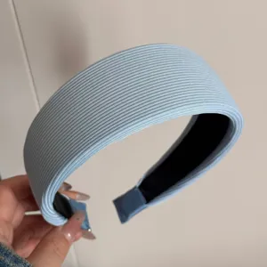 Serre-tete large en tricot côtelé bleu clair pour femme, accessoire de coiffure chic.