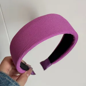 Gros plan d'un serre-tête violet côtelé en tricot doux pour un style élégant et chic.