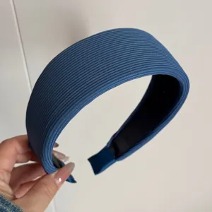 Vue détaillée du serre-tête côtelé bleu avec texture douce et design large pour un style élégant.
