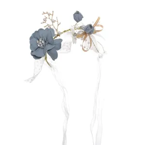 Elegante blauwe bloemen polscorsage met parels en linten, perfect voor bruid en bruidsmeisjes huwelijk.