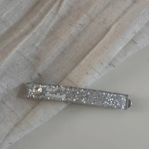 Barrette à cheveux pailletée argentée avec strass, accessoire de mode élégant pour femmes.