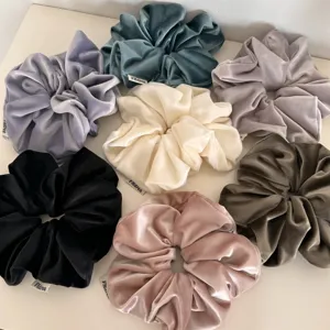 Σετ scrunchies μαλλιών από βελούδο σε διάφορα μονόχρωμα χρώματα, μαλακά λαστιχάκια.