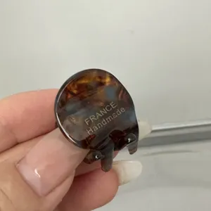 Mini pince a cheveux en acetate pour frange et coiffure elegante, motif ecaille raffine.