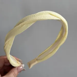 Chique gele gedraaide satijnen haarband voor dames, veelzijdige haarhoepel voor stijl.