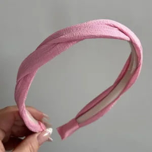 Roze gedraaide stoffen haarband detail met zachte textuur en binnenste tanden voor dagelijks.