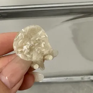 Vue détaillée de la mini pince à cheveux en acétate avec une belle texture artisanale.