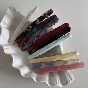 Ensemble de pinces a cheveux fines en acetate dans plat coquillage, barrettes elegantes chic.