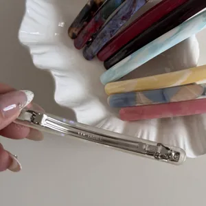 Pince à cheveux fine en acétate barrette à ressort élégante accessoire coiffure minimaliste.