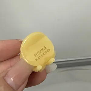 Vue rapprochée d'une mini pince à cheveux jaune en acétate avec un savoir-faire exquis.