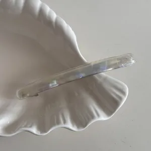 Barrette à cheveux fine en acétate effet nacré, élégante et polyvalente pour un style quotidien.