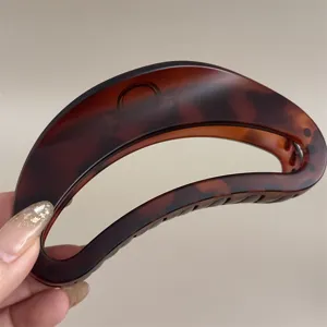 Élégante pince à cheveux courbée écaille de tortue marron texture mate accessoire