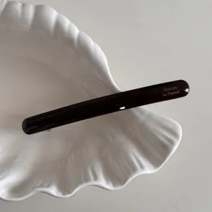 Vue détaillée de la barrette fine en acétate, pince à cheveux élégante et tendance.