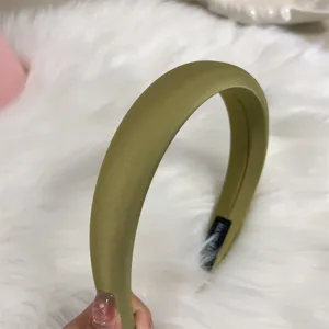 Cerchietto largo in raso verde oliva, fascia per capelli monocolore minimalista donna.
