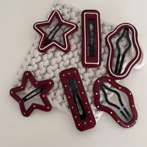 Set donkerrode lederen haarspelden, chique geometrische vormen voor stijlvolle styling.