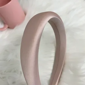 Cerchietto per capelli in raso largo rosa, consistenza liscia effetto seta per stile elegante.