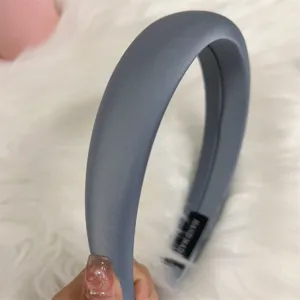 Cerchietto per capelli largo e tinta unita, fascia satinata minimalista, accessorio chic.