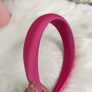 Cerchietto imbottito in raso rosa minimalista da donna, accessorio capelli chic.