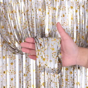 Gros plan de détail du rideau à franges argenté avec des étoiles dorées pour fête.