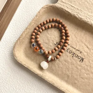 Vue détaillée du nouveau bracelet double en bois rétro chinois avec des perles colorées et pendentif.