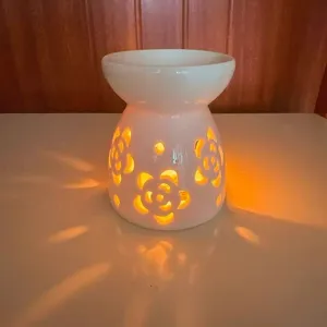 Bruciatore di essenze in ceramica bianca con intaglio floreale, elegante lampada aromaterapia.