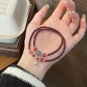 Detailansicht eines doppelten Granat Perlenarmbands im chinesischen Stil mit feinen Schmucksteinen.